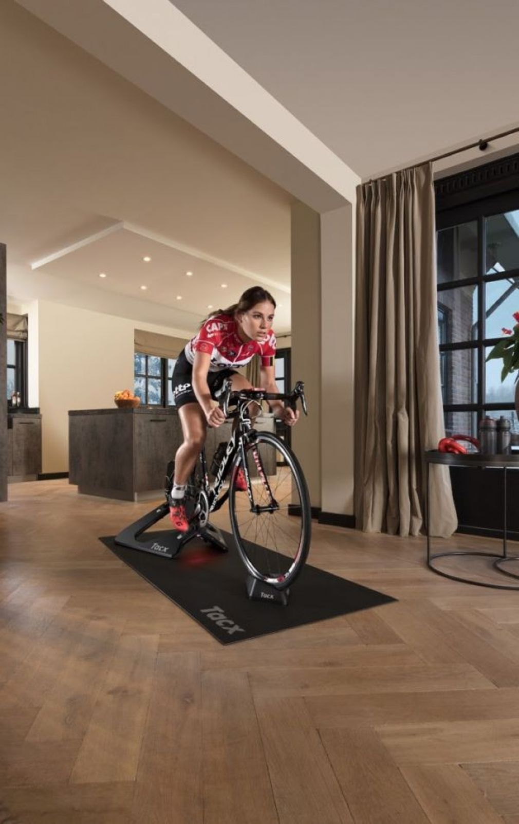 Garmin revela o Tacx® NEO 2T Smart, um poderoso auxiliar de treino de ciclismo para interior
